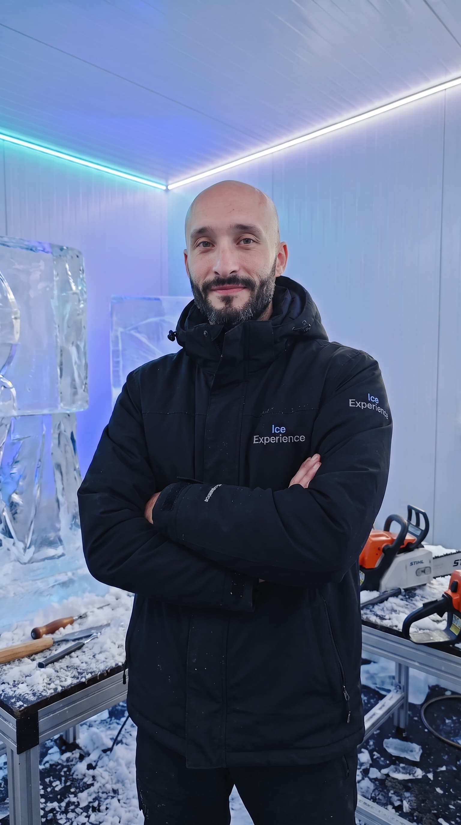 Andrea Vitale, scultore di ghiaccio, nel suo laboratorio tra blocchi scolpiti e attrezzi da lavoro