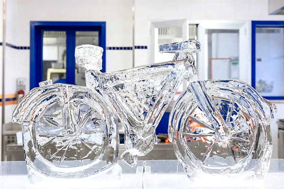 Bicicletta di ghiaccio a grandezza naturale, scolpita e assemblata dai partecipanti di un team building