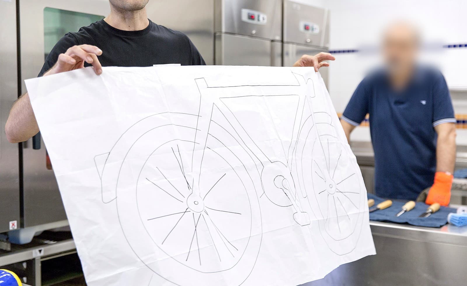 Il disegno a grandezza naturale della bicicletta da scolpire, mostrato ai partecipanti