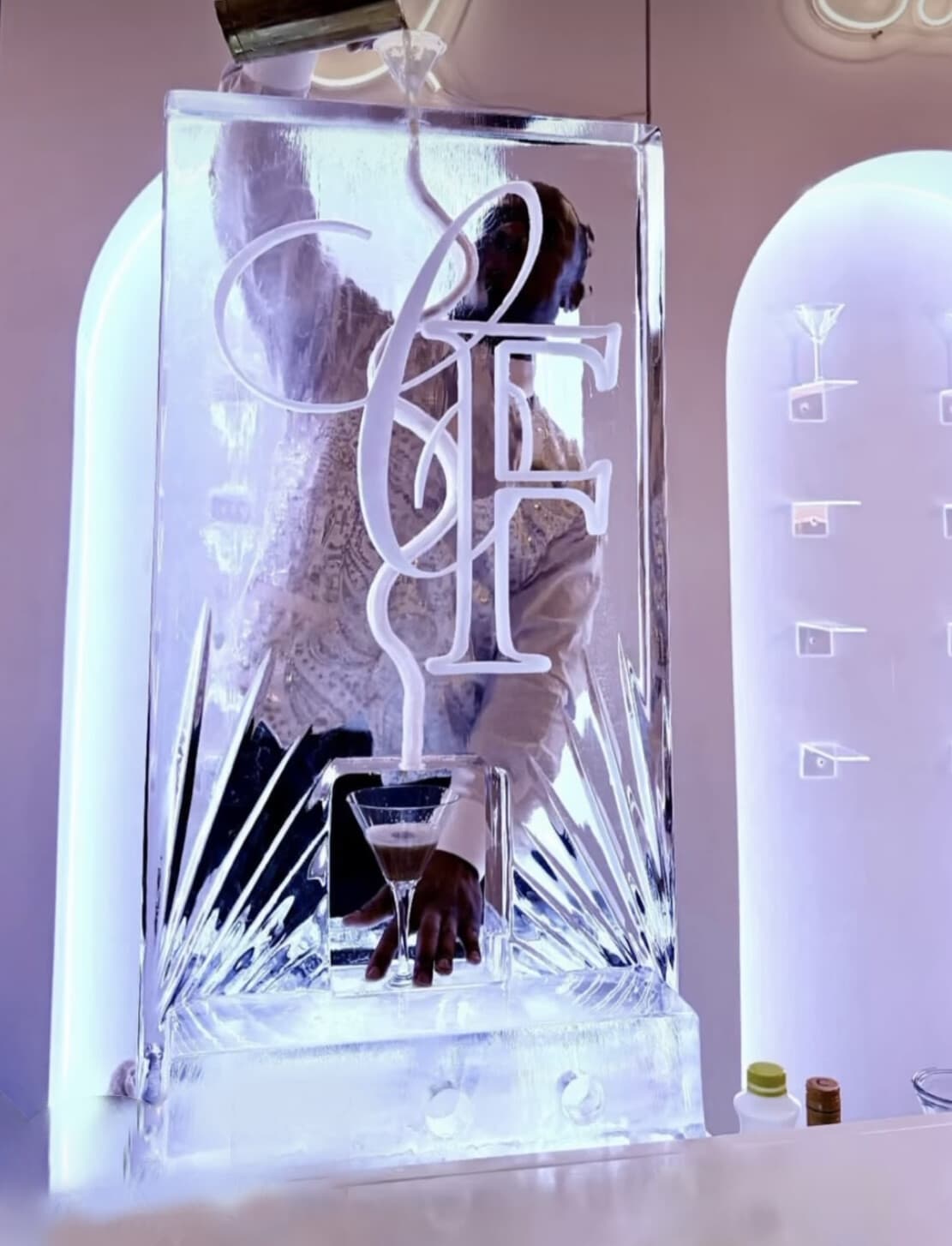 Scivolo di ghiaccio con monogramma scolpito: il cocktail scende nel canale e arriva nel bicchiere alla base